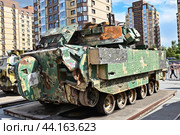 Побитая американская БМП W2A2 «BRADLEY». Гусеничная бронированная машина армии США. Передвижная выставка трофейной техники НАТО "Сила v правде- гордость и победа" (2024 год). Редакционное фото, фотограф Александр Тараканов / Фотобанк Лори