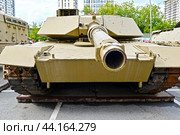 Американский танк M1A1SA «ABRAMS». Передвижная выставка трофейной техники НАТО "Сила v правде- гордость и победа". Город Тюмень (2024 год). Редакционное фото, фотограф Александр Тараканов / Фотобанк Лори