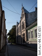 Старая улица в центре города Выборг. Россия (2021 год). Стоковое фото, фотограф Дымов Игорь / Фотобанк Лори