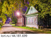 Река Трубеж и деревянные дома ночью,  Переславль-Залесский (2020 год). Стоковое фото, фотограф Baturina Yuliya / Фотобанк Лори
