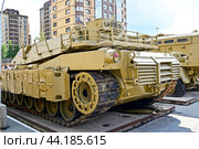 Трофейный американский танк M1A1SA «ABRAMS». Передвижная выставка трофейной техники НАТО "Сила v правде- гордость и победа". Город Тюмень (2024 год). Редакционное фото, фотограф Александр Тараканов / Фотобанк Лори