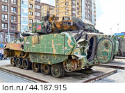 Уничтоженные американские БМП W2A2 «BRADLEY» и бронетранспортер M113 A2. Передвижная выставка трофейной техники НАТО "Сила в правде- гордость и победа". Город Тюмень (2024 год). Редакционное фото, фотограф Александр Тараканов / Фотобанк Лори