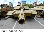 Трофейный американский танк M1A1SA «ABRAMS». Передвижная выставка трофейной техники НАТО "Сила в правде- гордость и победа". Город Тюмень (2024 год). Редакционное фото, фотограф Александр Тараканов / Фотобанк Лори
