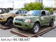 Трофейный японский внедорожник Nissan Navara. Передвижная выставка трофейной техники НАТО "Сила v правде- гордость и победа". Город Тюмень (2024 год). Редакционное фото, фотограф Александр Тараканов / Фотобанк Лори