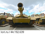 Американский танк M1A1SA «ABRAMS». Передвижная выставка трофейной техники НАТО "Сила v правде- гордость и победа". Город Тюмень (2024 год). Редакционное фото, фотограф Александр Тараканов / Фотобанк Лори