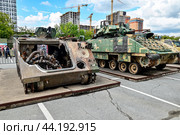 Уничтоженные американские БМП W2A2 «BRADLEY» и бронетранспортер M113 A2. Передвижная выставка трофейной техники НАТО "Сила в правде- гордость и победа". Город Тюмень (2024 год). Редакционное фото, фотограф Александр Тараканов / Фотобанк Лори