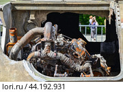 Фрагмент моторного отделения сгоревшего американского бронетранспортера M113 A2. Выставка трофейной техники из зоны СВО. Город Тюмень (2024 год). Редакционное фото, фотограф Александр Тараканов / Фотобанк Лори