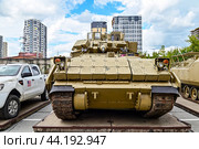Подбитая американская БМП W2A2 «BRADLEY». Гусеничная бронированная машина армии США. Передвижная выставка трофейной техники НАТО "Сила v правде- гордость и победа" (2024 год). Редакционное фото, фотограф Александр Тараканов / Фотобанк Лори