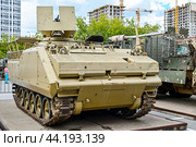 Трофейный американский бронетранспортер M113 A2. Передвижная выставка трофейной техники НАТО "Сила в правде- гордость и победа". Город Тюмень (2024 год). Редакционное фото, фотограф Александр Тараканов / Фотобанк Лори
