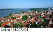 Вид на красные черепичные крыши и голубой Дунай (2023 год). Стоковое фото, фотограф Евгения Волчок / Фотобанк Лори