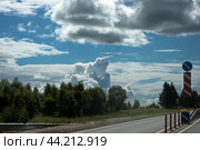 Кучевые облака над трассой М3 "Украина" (2024 год). Редакционное фото, фотограф Дмитрий Неумоин / Фотобанк Лори