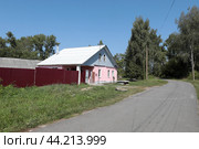 Жилой дом в селе Творишино брянской облисти (2024 год). Редакционное фото, фотограф Дмитрий Неумоин / Фотобанк Лори
