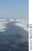 Vertical video of russian Altai country village Semiletka and river Koksha in winter season. The banks are covered with snow. Стоковое видео, видеограф Сергей Пристяжнюк (Serg Zastavkin) / Фотобанк Лори