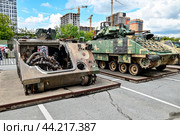 Разнесенные в хлам американские БМП W2A2 «BRADLEY» и бронетранспортер M113 A2. Передвижная выставка трофейной техники НАТО "Сила в правде- гордость и победа". Город Тюмень (2024 год). Редакционное фото, фотограф Александр Тараканов / Фотобанк Лори