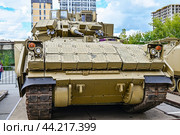 Подбитая американская БМП W2A2 «BRADLEY». Гусеничная бронированная машина армии США. Передвижная выставка трофейной техники НАТО "Сила v правде- гордость и победа" (2024 год). Редакционное фото, фотограф Александр Тараканов / Фотобанк Лори