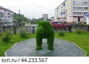 Топиарная фигура "Медведь". Город Туринск, улица Ленина. Свердловская область (2024 год). Редакционное фото, фотограф Алексей Иванов / Фотобанк Лори