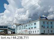 Железнодорожный вокзал города Кирова на фоне грозового неба (2024 год). Редакционное фото, фотограф Ольга Визави / Фотобанк Лори