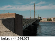 Мост через реку в городе (2024 год). Редакционное фото, фотограф Марина Тур / Фотобанк Лори