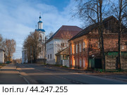 View of the Paris Commune street and the Vvedenskaya Church in the background on a sunny autumn day, Vyazma, Smolensk region, Russia. Стоковое фото, фотограф Ula Ulachka / Фотобанк Лори