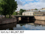 View of the Staro-Nikolsky Bridge at the intersection of the Kryukov Canal and the Griboyedov Canal in a place called Semimostye on a sunny summer day, St. Petersburg, Russia. Стоковое фото, фотограф Ula Ulachka / Фотобанк Лори