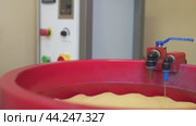 Water Filling a Red Tub With Sand for a Sandblasting Process. Стоковое видео, видеограф Гурьянов Андрей / Фотобанк Лори