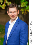 Young business man in a blue suit and white shirt on the background of autumn park. Стоковое фото, фотограф Андрей Аркуша / Фотобанк Лори
