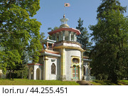 Exotic pavilion known as Creaking (Chinese) Summer-House on picturesque bank of pond on boundary between Catherine Park and New Garden of Alexander Park. Tsarskoe Selo (Pushkin) near St. Petersburg, Russia (2024 год). Редакционное фото, фотограф Валерия Попова / Фотобанк Лори