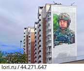 Работа над муралом военному корреспонденту . Портрет погибшего специального корреспондента МИЦ "Известия" Семёна Ерёмина в Железнодорожном на доме №9, корпус 2 на Луговой улице в Московской области . Город Балашиха (2024 год). Редакционное фото, фотограф stargal / Фотобанк Лори