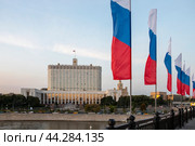 Россия. Москва. Дом правительства Российской Федерации. Белый дом на фоне флагов  России установленных на мосту (2018 год). Редакционное фото, фотограф Литвяк Игорь / Фотобанк Лори