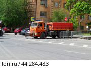 Специальная техника, машина на шасси автомобиля КАМАЗ для полива и уборки улиц водой под высоким давлением. Волгоград, улица Мира, Россия (2024 год). Редакционное фото, фотограф Андрей Цыганков / Фотобанк Лори