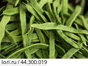 Green romano beans on the counter in the market. Стоковое фото, фотограф Татьяна Яцевич / Фотобанк Лори