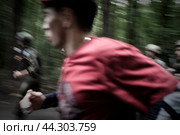 Бойцы спецназа бегут во время сдачи на ношение Крапового берета за инструктором (2024 год). Редакционное фото, фотограф Дмитрий Неумоин / Фотобанк Лори