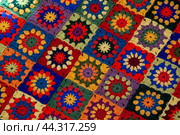 Красивый разноцветный плед, связанный крючком из квадратов. Стоковое фото, фотограф Дмитрий Петров / Фотобанк Лори