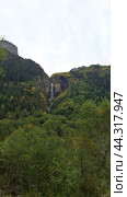 Водопад в горах среди деревьев.Waterfall in the mountains among the trees (2024 год). Редакционное фото, фотограф Алла Толочек / Фотобанк Лори