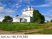Село Сукромны. Церковь Тихвинской иконы Божией Матери. Бежецкий район, Тверская область. Architecture landmark Church of Tikhvin Icon of Mother of God at sunny day, green tree, lush grass and cloudy blue sky. Russia tourist attraction and religion concept. Sukromny village, Tver region. Стоковое фото, фотограф Евгений / Фотобанк Лори