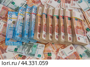 Columns of coins, stacked in a pyramid on a white background and with elements of paper bills. Стоковое фото, фотограф ~✿Eлена Челышева(Кочина)✿~ / Фотобанк Лори