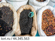 На оптовом фермерском рынке различные сорта чая продаются на развес. Стоковое фото, фотограф Александр Бушков / Фотобанк Лори