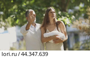 Concerned parents gazing upward while cradling their newborn baby. Стоковое видео, видеограф Константин Шишкин / Фотобанк Лори