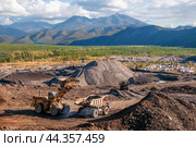 Золотосодержащий грунт на золотодобывающих полигонах Якутии транспортируется на промывку карьерными самосвалами . Восточная Сибирь, Республика САХА, ЯкутияЭ, Оймяконский район. Стоковое фото, фотограф Павел Просянов / Фотобанк Лори