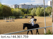 Юная всадница в конном клубе (2024 год). Редакционное фото, фотограф Андрей Иванов / Фотобанк Лори