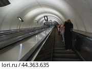 Эскалатор на станции метро Международная Московского метрополитена, г. Москва. (2024 год). Редакционное фото, фотограф Viktoriya S. / Фотобанк Лори