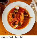 Monkfish tail in spicy sauce with shrimp and mussels. Стоковое фото, фотограф Яков Филимонов / Фотобанк Лори