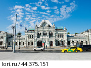 Здание Рижского вокзала. Солнечный день. Лето. Москва. Россия (2024 год). Редакционное фото, фотограф E. O. / Фотобанк Лори