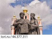 Александр Невский и его супруга княжна Александра с иконой в руках на фоне Храма, в котором они были обвенчаны. Фрагмент памятника в городе Торопец Тверской области. (2024 год). Редакционное фото, фотограф Сергей Никифоров-Гордеев / Фотобанк Лори