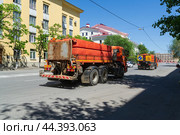Специальная техника, машина на шасси автомобиля КАМАЗ для полива и уборки улиц водой под высоким давлением. Волгоград, улица Мира, Россия (2024 год). Редакционное фото, фотограф Андрей Цыганков / Фотобанк Лори