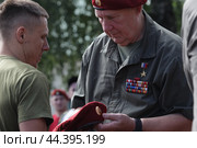 Герой России Сергей Иванович Лысюк вручает Краповый берет бойцу спецназа прошедшего экзамен (2024 год). Редакционное фото, фотограф Дмитрий Неумоин / Фотобанк Лори