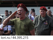 Герой России Сергей Иванович Лысюк вручает Краповый берет бойцу спецназа (2024 год). Редакционное фото, фотограф Дмитрий Неумоин / Фотобанк Лори