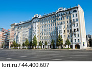 Садовая-Спасская улица в летний солнечный день. Москва. Россия (2024 год). Редакционное фото, фотограф E. O. / Фотобанк Лори