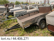 Аренда и продажа легковых прицепов. Фирма "Прицепы Сибири" в городе Красноярске. (2024 год). Редакционное фото, фотограф Фотиния Куимова / Фотобанк Лори