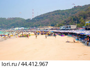 Crowded sandy beach with tourists on vacation on Koh Larn Island. Travel and tourism. Thailand, Pattaya (2024 год). Редакционное фото, фотограф Коханова Наталья / Фотобанк Лори